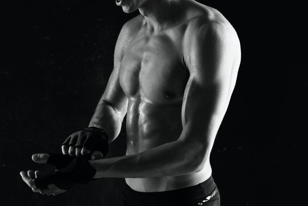 homme sportif avec un corps pompé en culotte blanche posant fitness - Photo, image