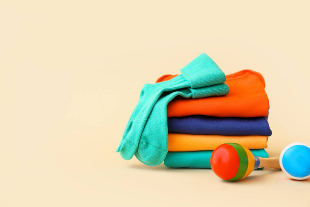 Σετ βρεφικών ρούχων και αξεσουάρ σε έγχρωμο φόντο - Φωτογραφία, εικόνα