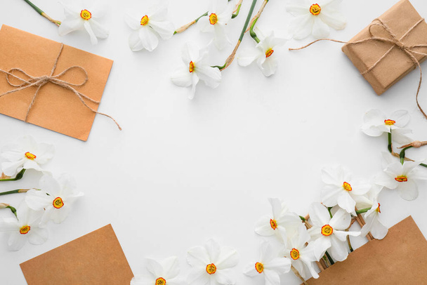 Keret készült gyönyörű nárciszok és üdvözlő kártyák fehér alapon - Fotó, kép