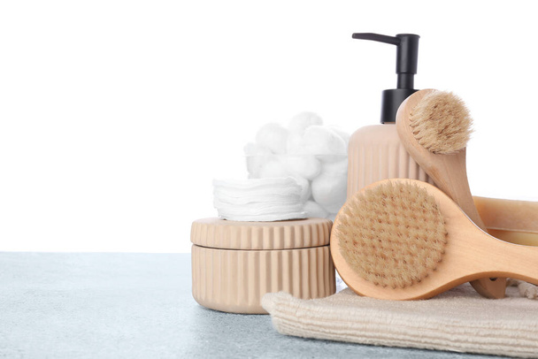 Différentes brosses de massage et fournitures de bain sur fond blanc - Photo, image