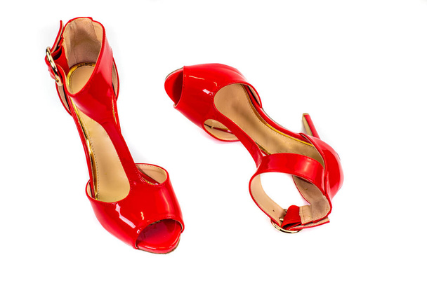 punainen kiiltonahka sandaali kesäkaudella - Valokuva, kuva