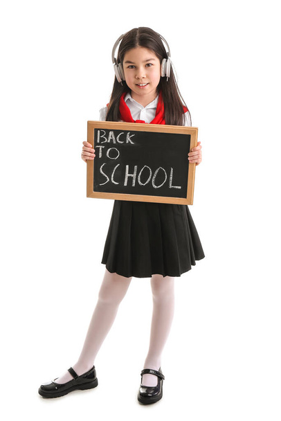 Carino asiatico ragazza holding lavagna con testo TORNA ALLA SCUOLA su sfondo bianco - Foto, immagini