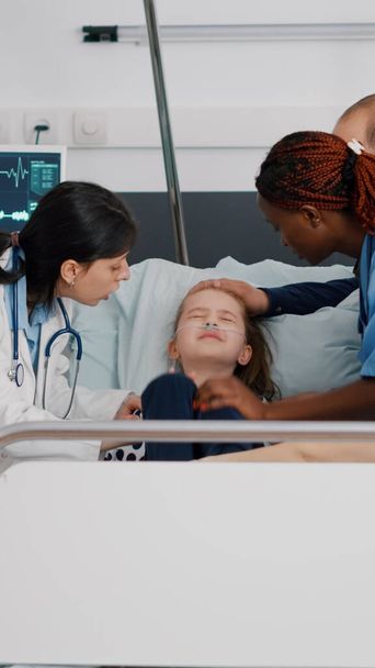 Medico pediatra donna con bambino malato monitoraggio sintomo della malattia - Foto, immagini