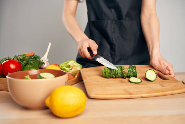 sałatka gotowania ze świeżymi warzywami krojone w kuchni - Zdjęcie, obraz