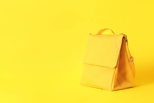 Lunchbox tas op kleur achtergrond - Foto, afbeelding