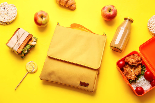 Pranzo sacchetto scatola e cibo su sfondo di colore - Foto, immagini