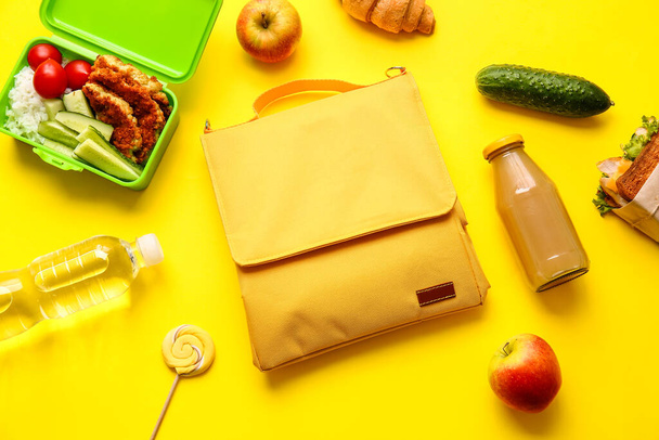 Bolsa de almuerzo y comida sobre fondo de color - Foto, imagen