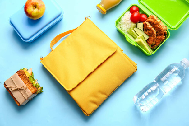 Lunchbox Tasche und Lebensmittel auf farbigem Hintergrund - Foto, Bild