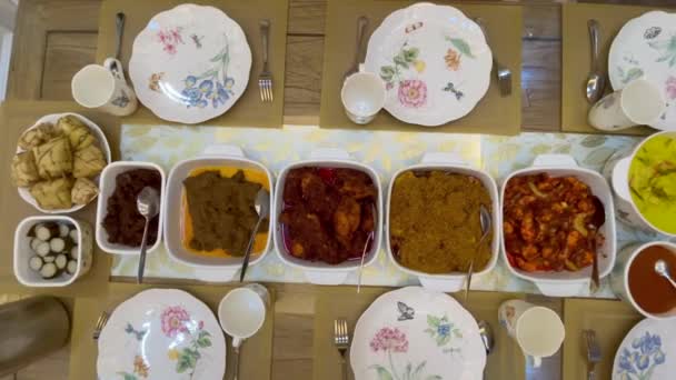 Μαλαισιανό τοπικό παραδοσιακό φαγητό, lemang, ketupat, ketupat palas και άλλα τρώνε κατά τη διάρκεια eid mubarak ή γνωστή ως Hari Raya Aidilfitri γιορτή. Φάτε μαζί με κάρυ ή ρεντάνγκ. - Πλάνα, βίντεο