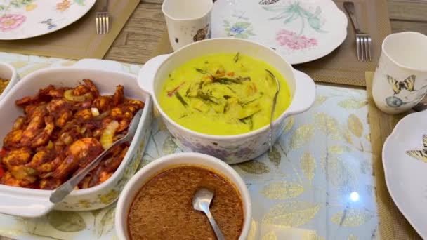 Malese cibo tradizionale locale, lemang, ketupat, ketupat palas e altri mangiare durante mubarak eid o conosciuto come Hari Raya Aidilfitri celebrazione. Mangia insieme al curry o al rendang. - Filmati, video