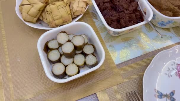 Traditionelles malaysisches Essen, lemang, ketupat, ketupat palas und andere essen während der Feier von eid mubarak oder als Hari Raya Aidilfitri bekannt. Essen Sie zusammen mit Curry oder Rendang. - Filmmaterial, Video