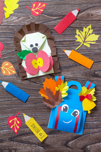 Ahşap bir masada elmalı bir sonbahar tebrik kartı kirpisi. El yapımı. Çocukların yaratıcılığı projesi, el işleri, çocuklar için el sanatları.. - Fotoğraf, Görsel