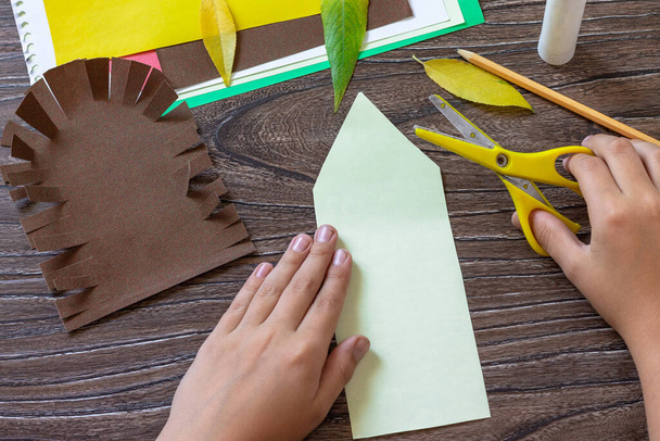 Istruzioni passo 4. Riccio di cartolina con una mela su un tavolo di legno. Fatto a mano. Progetto di creatività per bambini, artigianato, artigianato per bambini. - Foto, immagini