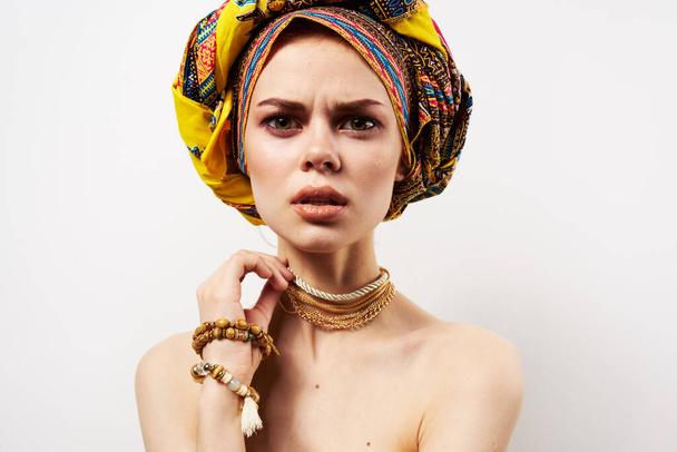 žena v pestrobarevné turban dekorace kosmetika make-up zábava - Fotografie, Obrázek
