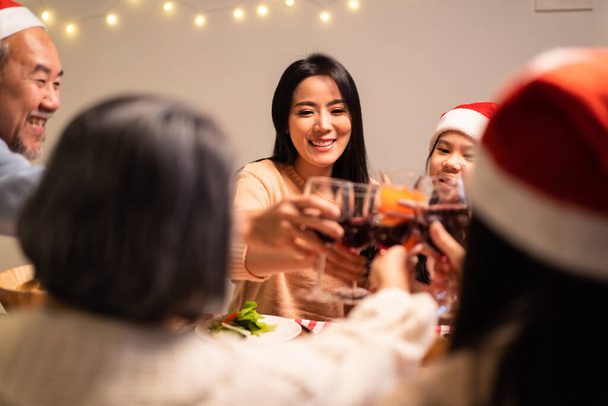 Šťastný rodinný čas a vztah, asijské velké rodiny mají vánoční večírek jíst jídlo společně doma. Prarodič je šťastný, že vidí své dítě, synovec jíst a sdílet jídlo na jídelním stole doma. - Fotografie, Obrázek