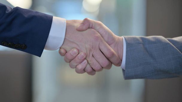 Close up of Businessmen shake hands - Fotografie, Obrázek