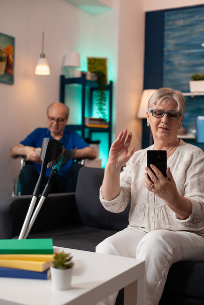 Starší důchodci pár na moderním videohovoru doma - Fotografie, Obrázek