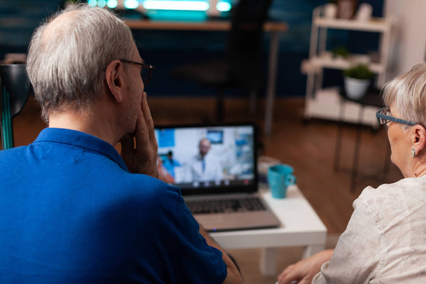 高齢者のカップル使用してビデオ通話のための歯科医のアドバイス - 写真・画像