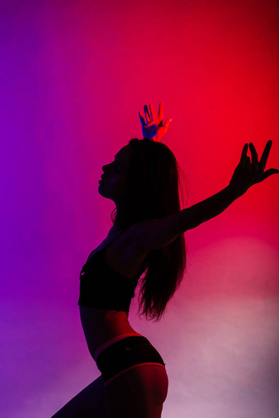 Танцовщица в стиле модерн позирует на фоне студии - Фото, изображение