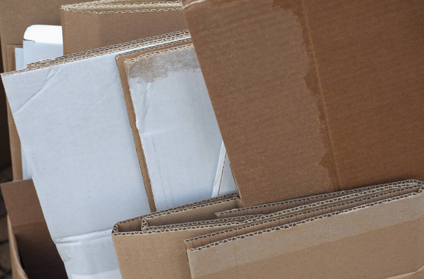 many cardboard boxes for shipping packets with post or courier - Foto, Imagen