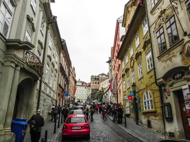 Prága, Csehország - 2016. augusztus 23.: Séta Prága utcáin és nevezetességein. Történelmi épületek és kulturális műemlékek - Fotó, kép