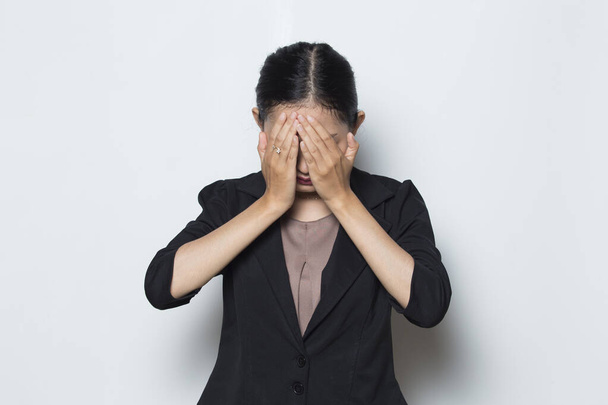 Asian business woman covers her face with her hands - Valokuva, kuva