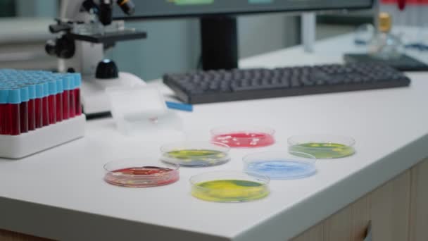 Microbiologia capsule di Petri con sostanza organica in laboratorio - Filmati, video