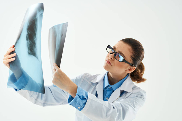 médico fêmea em medicina casaco branco pesquisa tratamento do paciente - Foto, Imagem