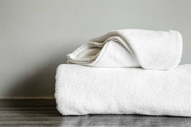 Kapat - otel odasında temiz beyaz havlu katlama - Fotoğraf, Görsel