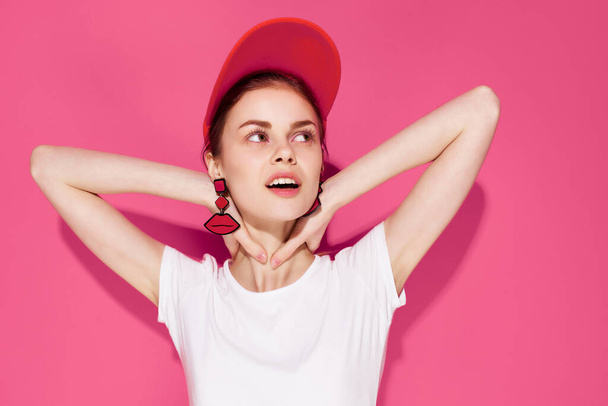 hübsche junge Frau in roter Mütze Dekoration Mode Sommer Glamour - Foto, Bild