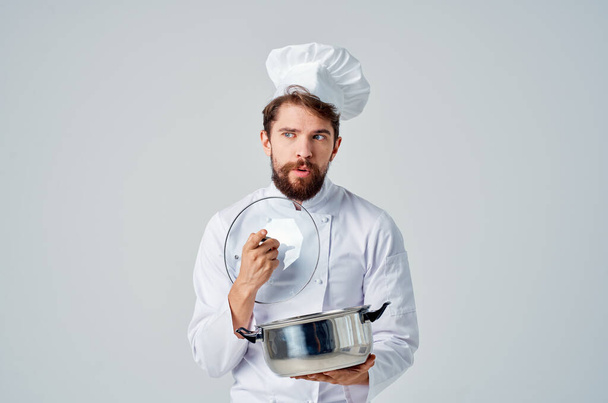 mężczyzna w mundurze kucharza z garnkiem w ręku restauracja serwis gotowania - Zdjęcie, obraz