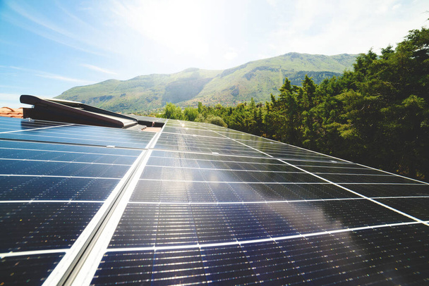 Система відновлюваної енергетики з сонячною панеллю на даху
 - Фото, зображення