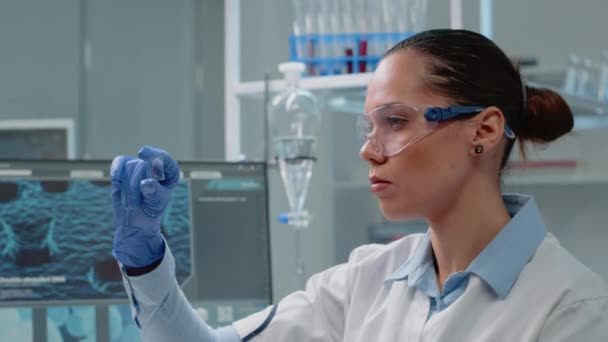 Specjalista chemii analizujący próbkę krwi na szkle - Materiał filmowy, wideo