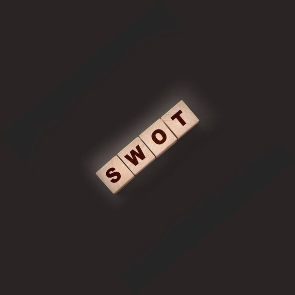 Rövidítés: SWOT fakockákon. Üzleti elemzési koncepció. - Fotó, kép