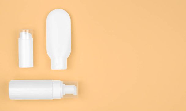 White plastic cosmetic tubes for cream and foam on a colored background, mock up, flat lay - Foto, Bild