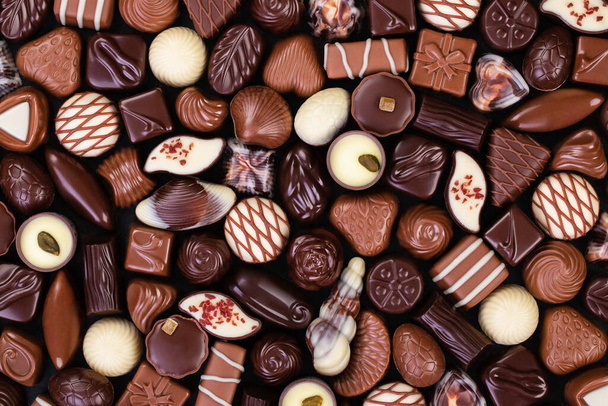 surtido de dulces de chocolate con varios patrones, fondo de alimentos de postre. - Foto, imagen