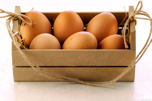Biologische eieren in een handgemaakte doos. Biologisch voedsel. Gezond leven. - Foto, afbeelding