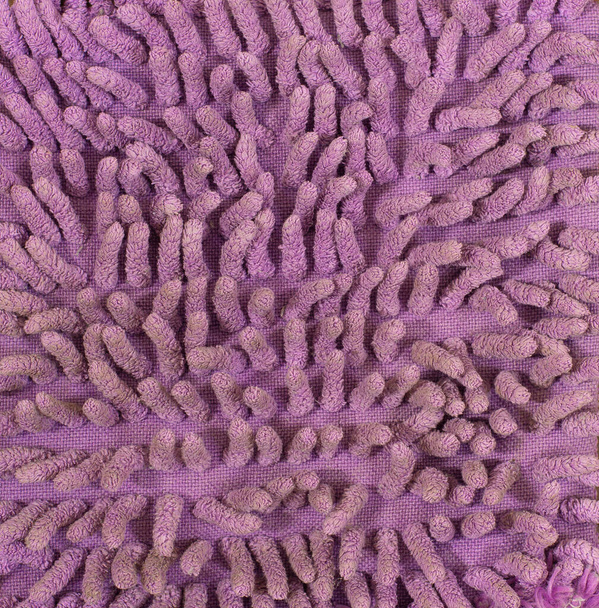 Старая грязная ткань из микроволокон с щетиной, старая пыльная моющая ткань. Фиолетовый. - Фото, изображение