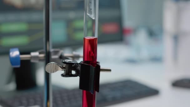 Acercamiento del tubo de ensayo con sangre líquida o ADN - Imágenes, Vídeo