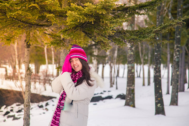 Piękne i szczęśliwe młoda Azja chińska dziewczyna w zimowy śnieżny dzień na świeżym powietrzu - Winter Holiday Concept - Zdjęcie, obraz