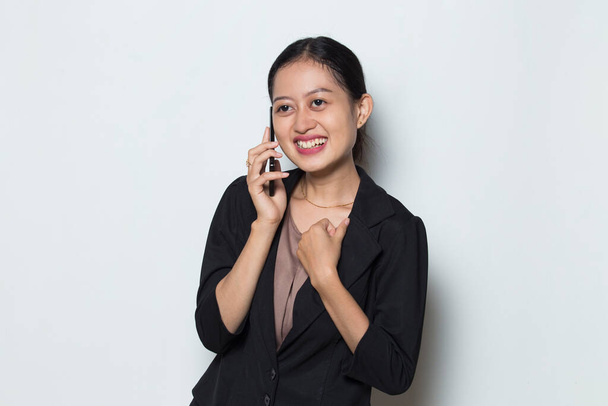 joven asiático negocios mujer usando móvil aislado en blanco fondo - Foto, imagen