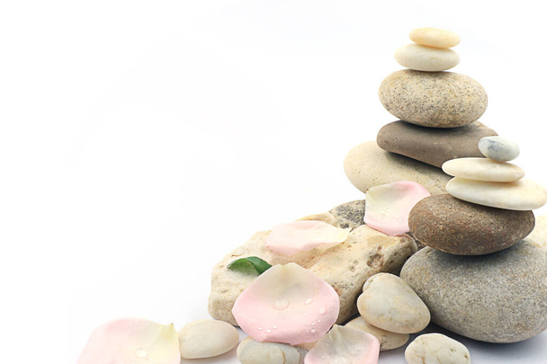 Concept de spa sur fond de pierre. Balance des pierres avec des pétales de rose isolent sur fond blanc. Vue police et espace de copie - Photo, image