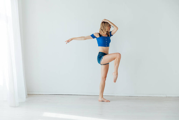 szőke nő tánc zene edzés közben - Fotó, kép