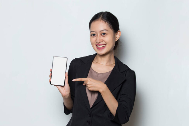 Mujer de negocios asiática demostrando teléfono celular móvil. - Foto, Imagen