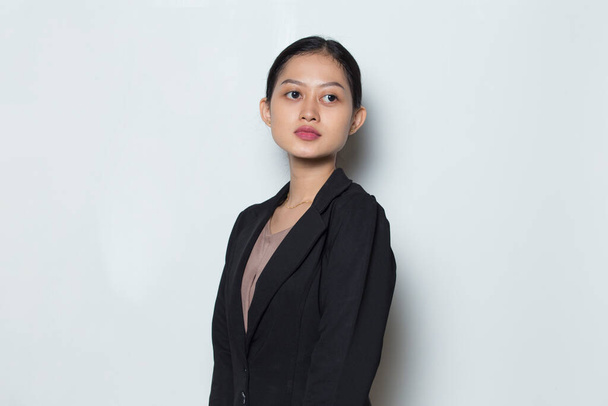 Giovane asiatico business donna sorriso con braccia incrociate - Foto, immagini