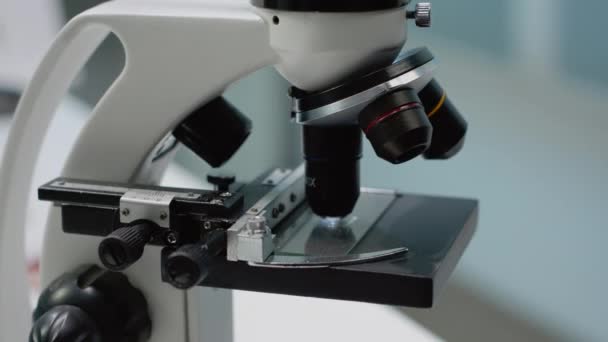 Биохимический микроскоп в научной лаборатории клиники - Кадры, видео