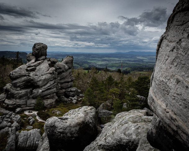 Panorama de la chaîne de montagnes de la Table, Pologne. Ciel nuageux, formations rocheuses de grès gris.  - Photo, image