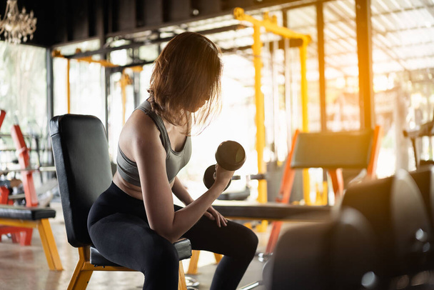 όμορφες γυναίκες άσκηση κατάρτισης με αλτήρα στο γυμναστήριο, σπορ γυμναστήριο έννοια - Φωτογραφία, εικόνα