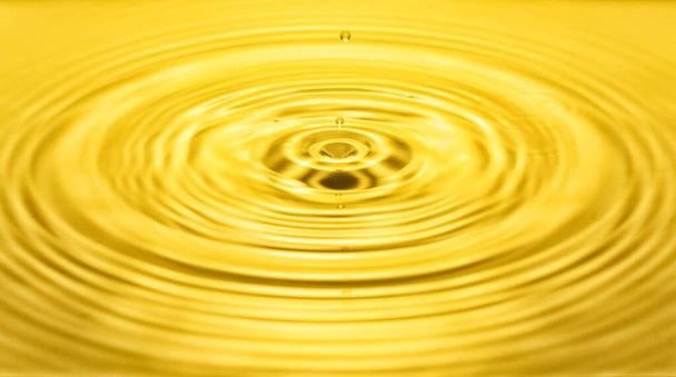 падаючі краплі на поверхню води, бризки, брижі на воді, жовтий колір
 - Фото, зображення