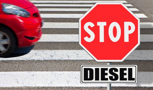 STOP figyelmeztető jelzés dízelmotoros járművekkel szemben - Az autó alakja módosult és felismerhetetlen. - Fotó, kép